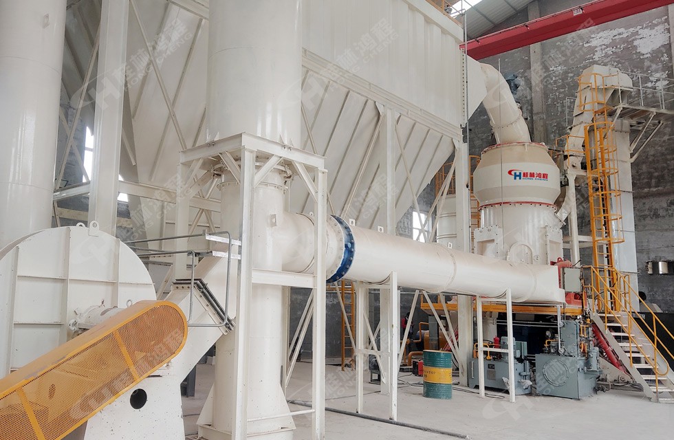 鋁礬土立磨現(xiàn)場圖片:山西鋁礬土生料粉磨車間現(xiàn)場