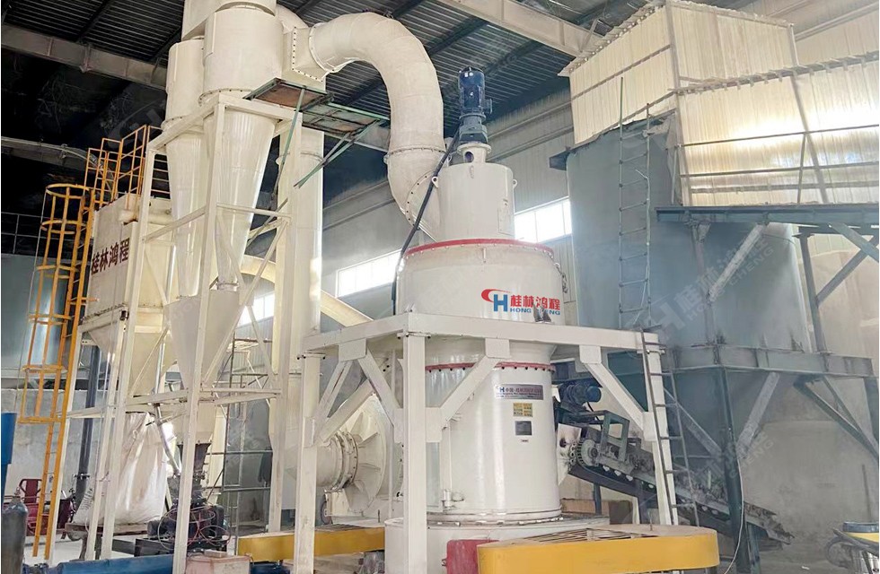 工業(yè)白泥用什么機(jī)器磨粉:HCQ1500白泥磨粉機(jī)現(xiàn)場圖片