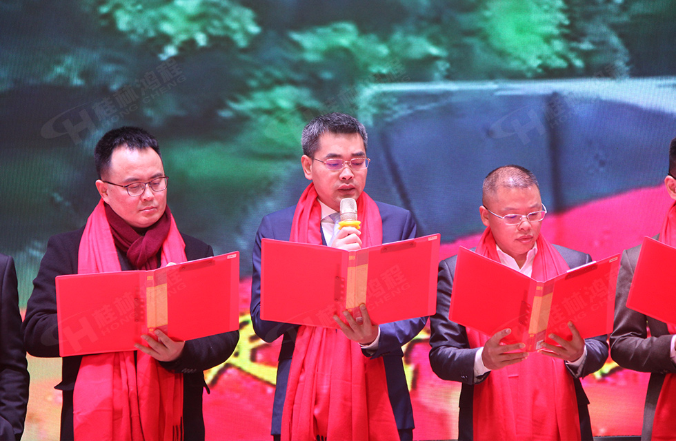 金牛辭舊歲，猛虎迎春來。搭著歡樂的時光列車，我們一起歡送碩果累累的2021年，迎來了嶄新的2022年。1月26日，我們歡聚一堂，在歡聲笑語、載歌載舞中迎接新春，“立足新鴻程開創(chuàng)新局面”桂林鴻程2021年年終總結(jié)表彰會由此開始！