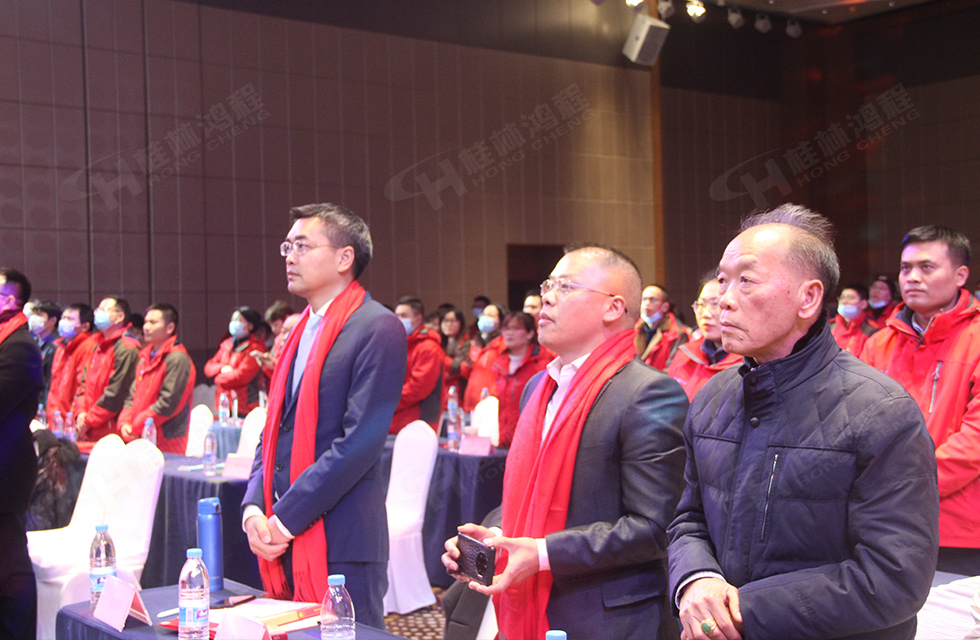 金牛辭舊歲，猛虎迎春來。搭著歡樂的時光列車，我們一起歡送碩果累累的2021年，迎來了嶄新的2022年。1月26日，我們歡聚一堂，在歡聲笑語、載歌載舞中迎接新春，“立足新鴻程開創(chuàng)新局面”桂林鴻程2021年年終總結(jié)表彰會由此開始！