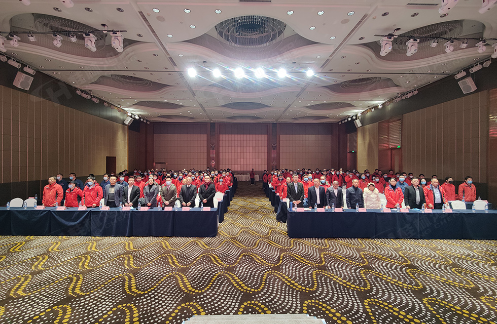 金牛辭舊歲，猛虎迎春來。搭著歡樂的時光列車，我們一起歡送碩果累累的2021年，迎來了嶄新的2022年。1月26日，我們歡聚一堂，在歡聲笑語、載歌載舞中迎接新春，“立足新鴻程開創(chuàng)新局面”桂林鴻程2021年年終總結(jié)表彰會由此開始！